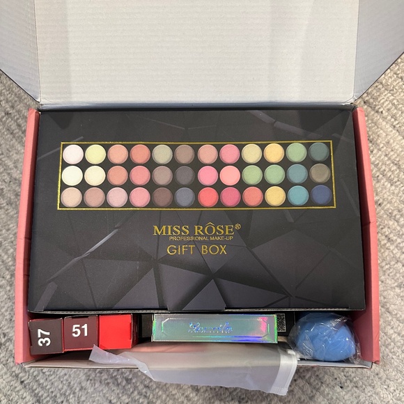NIB Miss Rose Professional Make Up Kit - Picture 1 of 3